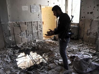 Un combatiente rebelde, en una casa destruida de Ras al-Ain, tras un enfrentamiento. 