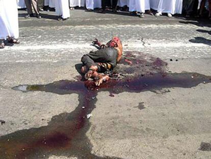 El cadáver de uno de los atacantes de la planta petrolera saudí yace en el suelo en Yanbu.