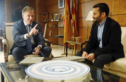 El delegado del Gobierno en la Comunidad Valenciana, Moragues, a la izquierda, con el consejero de Educaci&oacute;n, Marz&agrave;.