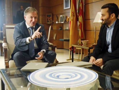 El delegado del Gobierno en la Comunidad Valenciana, Moragues, a la izquierda, con el consejero de Educaci&oacute;n, Marz&agrave;.