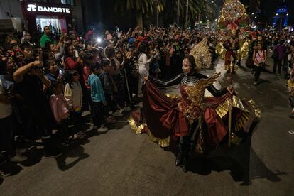 Con las caras pintadas y enfundadas en coloridos atuendos, las Catrinas desfilaron hacia el Zócalo capitalino. En la imagen, el público de la Megaprocesión ve el paso de las Catrinas.