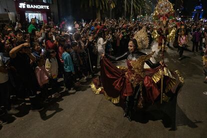 Con las caras pintadas y enfundadas en coloridos atuendos, las Catrinas desfilaron hacia el Zócalo capitalino. En la imagen, el público de la Megaprocesión ve el paso de las Catrinas. 