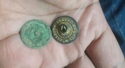 Dos botones antiguos encontrados por Hugo Olivo. 