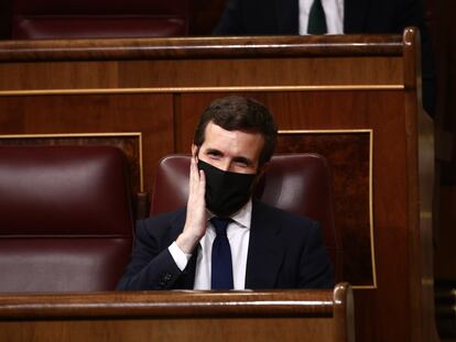 Pablo Casado, durante la intervención de Pedro Sánchez este miércoles en el Congreso.