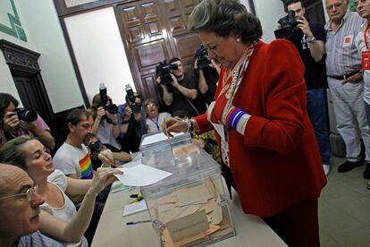 Rita Barberá votando en un colegio electoral