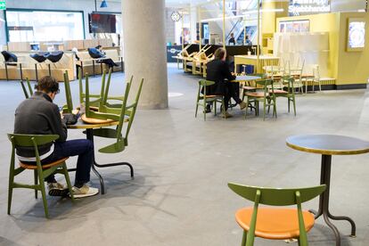 Varias personas en la cafetería de un centro comercial en Estocolmo.