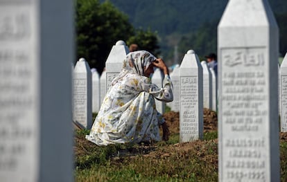 Una mujer llora frente una lápida en el cementerio de Potocari, donde están sepultadas las víctimas de la matanza de Srebrenica. Unos 8.000 varones fueron asesinados a manos de las tropas serbobosnias de Ratko Mladic, en julio de 1995.