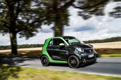 La variante eléctrica del Smart se convertirá, en los próximos meses, en la única disponible, pues el modelo dejará de lado los motores de combustión. Tiene un bloque de 82 CV y una batería de 17,6 kWh con la que homologa 160 kilómetros de alcance. Se puede adquirir por 23.820 euros.