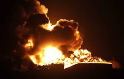 Vista del incendio anoche en la refinería de Amuay, en la península de Paraguaná, estado Falcón (Venezuela).