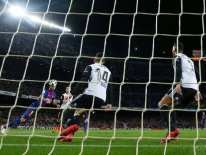 Asistido por Messi, el uruguayo resuelve un partido muy bien defendido por el Valencia