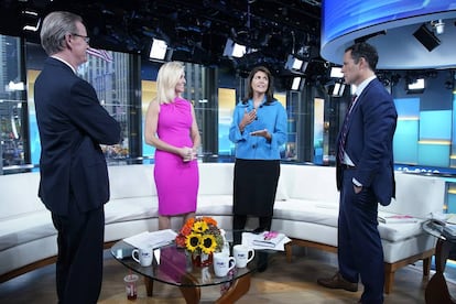 La ex embajadora de EE UU ante la ONU, Nikki Haley, con los tres presentadores de 'Fox & Friends' en el plató del programa el mes pasado