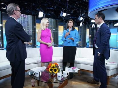 La ex embajadora de EE UU ante la ONU, Nikki Haley, con los tres presentadores de 'Fox & Friends' en el plató del programa el mes pasado