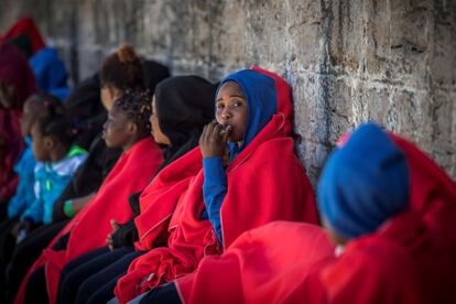 Inmigrantes rescatados hoy en el Estrecho de Gibraltar esperan en el puerto de Tarifa (Cádiz) a ser atendidos. Los servicios de asistencia se encuentran colapsados debido a la oleada de pateras que llegan a las costas andaluzas.