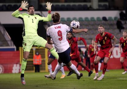 Harry Kane dispara ante el achique de Courtois.