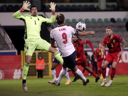 Harry Kane dispara ante el achique de Courtois.