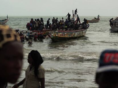 Pescadores en la playa de Tanji, Gambia.