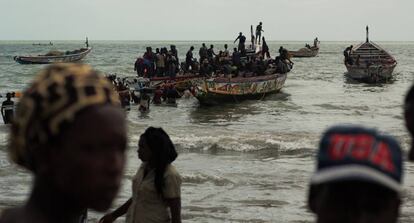 Pescadores en la playa de Tanji, Gambia.