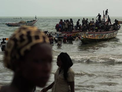 Pescadores en la playa de Tanji, Gambia.