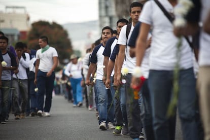 Más de 2.000 normalistas procedentes de la vecina Michoacán llegaron este martes a la Escuela Rural de Ayotzinapa para apoyar a sus compañeros.