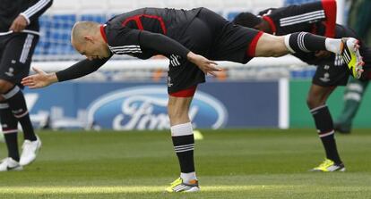 Robben, entrenándose ayer en el Bernabéu.