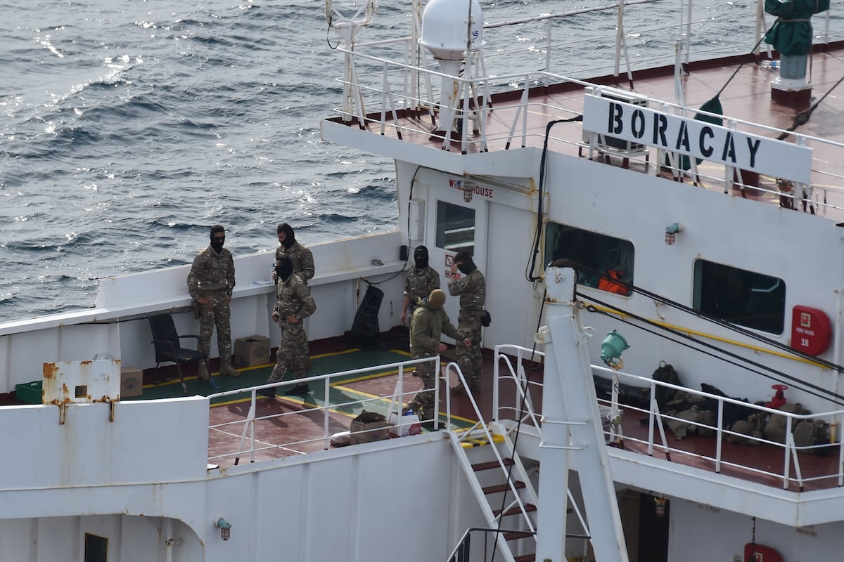 El ejército de Francia detiene al capitán y a otro tripulante de un petrolero ruso por sus vínculos con los drones que sobrevolaron Dinamarca