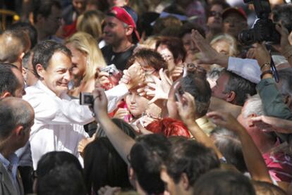 El ministro de Trabajo, Celestino Corbacho, Zapatero y Montilla, ayer en la Fiesta de la Rosa, en Gavà.