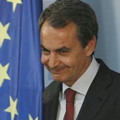 Zapatero culpa a Merkel del alza de la prima de riesgo y pide que ayude a Grecia