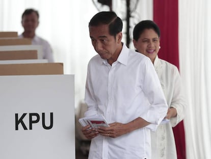 Joko Widodo, antes de depositar su voto durante la jornada electoral del miércoles.