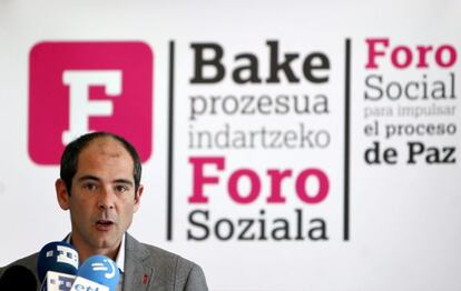El portavoz de Lokarri, Paul Ríos, durante la presentación en San Sebastián de una comisión para el impulso del proceso de paz.