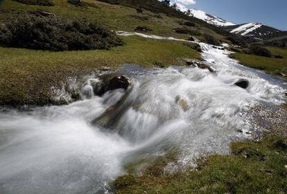 En la imagen aparece el Arroyo de Las Guarramillas, que es el nombre que se le da a la parte alta del Rio Lozoya. Al fondo vemos la estación invernal de Valdeski.