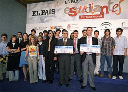 El equipo ganador del Centro de Educación Padre Andrés de Urdaneta recoge su premio.