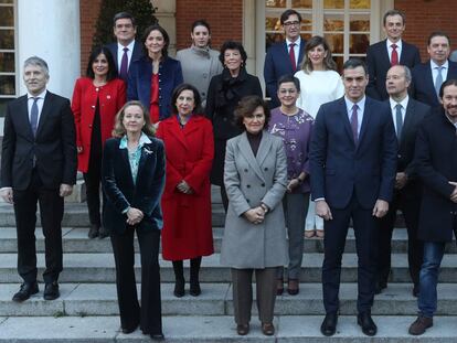 El presidente del Gobierno, Pedro Sánchez, posa con su nuevo Ejecutivo.