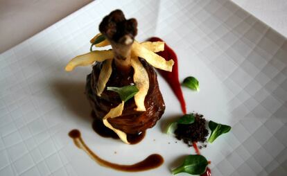 Lamb gigot glazed with honey and Salsifis chips, a dish from Lillas Pastía, in Huesca.