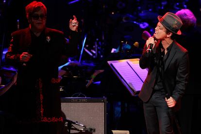 Elton John hace un dúo inédito con Bruno Mars.