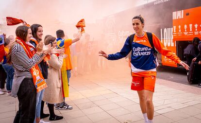 La afición valenciana recibe a sus jugadoras, con la capitana, Queralt Casas, a la cabeza de la expedición. | FEB