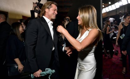 Brad Pitt e Jennifer Aniston, na premiação do Sindicato dos Atores, em 19 de janeiro. / EMMA MCINTYRE / GETTY / AFP
