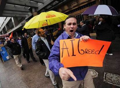 Protesta ante las oficinas de AIG en Washington. El cartel acusa a la aseguradora de actuar con "codicia".