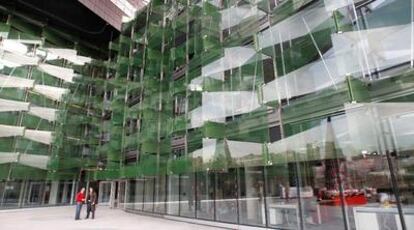 El nuevo edificio sostenible de la compañía Coca-Cola, en la calle Ribera del Loira, junto a la M-40.
Alzado del edificio, obra del estudio de arquitectura DL+A.