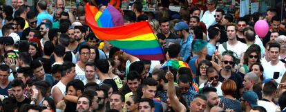 Una bandera arcoíris en la plaza de Pedro Zerolo, en el barrio de Chueca, Madrid, en el acto de inicio de las fiestas del Orgullo Gay.