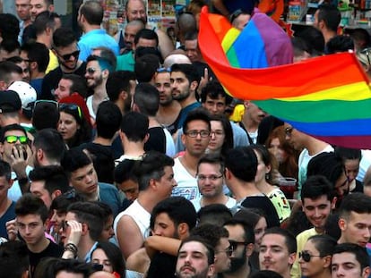 Una bandera arcoíris en la plaza de Pedro Zerolo, en el barrio de Chueca, Madrid, en el acto de inicio de las fiestas del Orgullo Gay.