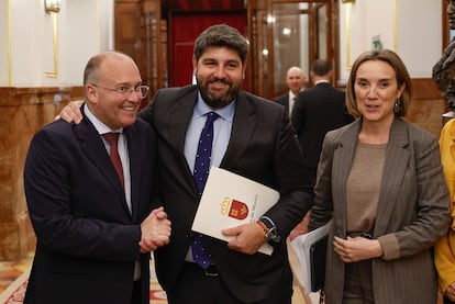 El presidente de Murcia, Fernando López Miras (centro), junto al portavoz del PP en el Congreso, Miguel Tellado (izquierda), y la secretaria general, Cuca Gamarra (derecha), este martes en el Congreso.