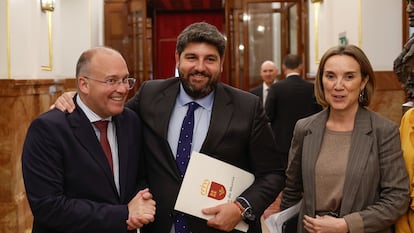 El presidente de Murcia, Fernando López Miras (centro), junto al portavoz del PP en el Congreso, Miguel Tellado (izquierda), y la secretaria general, Cuca Gamarra (derecha), este martes en el Congreso.