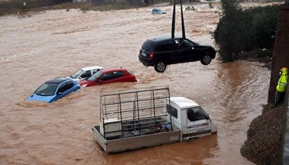 Varios coches anegados en el río Palancia a por las intensas lluvias registradas en Valencia (España).