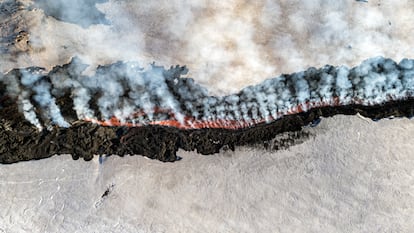 El acceso a ciertas áreas alrededor del Monte Etna ha sido restringido. En la imagen, un río de lava.