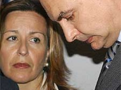 José Luis Rodríguez Zapatero, junto a Trinidad Jiménez, durante la rueda de prensa ayer en la sede del PSOE.