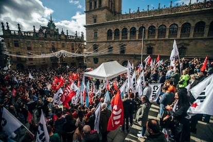 Manifestación 'Defende a Galega' convocada por distintos colectivos sociales y la plataforma de trabajadores de la CRTVG, en la Praza de Praterías de Santiago de Compostela el año pasado.