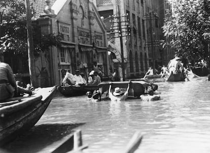 Varias personas son puestas a salvo en botes durante la Gran Inundaci&oacute;n en la poblaci&oacute;n de Hankou, China, en septiembre de 1931.