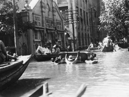 Varias personas son puestas a salvo en botes durante la Gran Inundaci&oacute;n en la poblaci&oacute;n de Hankou, China, en septiembre de 1931.