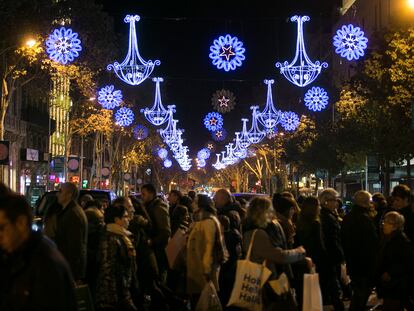 Luces de Navidad en el centro de Barcelona en 2017.