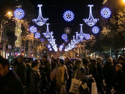 Luces de Navidad en el centro de Barcelona en 2017.